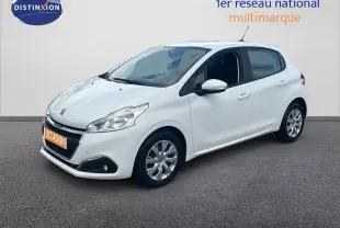 Peugeot 208 blanc banquise vue 3/4 avant droit sur fond neutre avec plaque occasion orange.