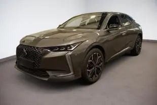 DS4 Gris Platinium en vue 3/4 avant droit, soulignant sa calandre distinctive et ses jantes alliage 19 pouces.