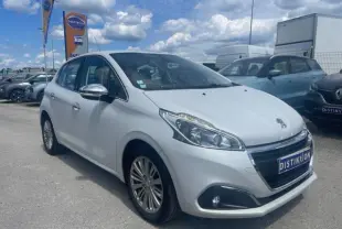 Peugeot 208 blanc perle en 3/4 avant droit avec jantes alliage et rétroviseurs chromés sur parking.