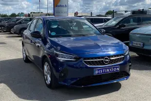 Opel Corsa bleu nautique vue 3/4 avant, avec calandre noire et jantes alliage argent 16 pouces.