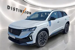 Renault Austral blanc nacré en 3/4 avant droit, avec jantes noires et toit contrasté noir brillant.