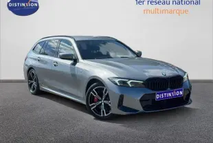 BMW Série 3 320dA xDrive M Sport gris métallisé vue 3/4 avant avec jantes sport et calandre noire distinctive.