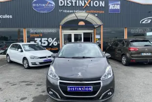 Vue frontale d'une Peugeot 208 gris métallisé stationnée devant un concessionnaire Distinxion.