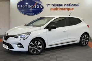 Renault Clio Evolution TCe 100 GPL blanc vue 3/4 avant droit, avec jantes alliage et rétroviseurs noirs.