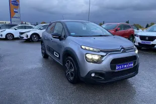 Citroën C3 gris Artense vue 3/4 avant droit sous pluie avec jantes alu 16 pouces et Airbump noirs.