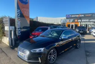 Audi S5 noir vue 3/4 avant droit sur parking, avec jantes sport et calandre distinctive 2017.