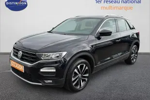 Volkswagen T-Roc noir vue 3/4 avant droit, jantes alliage 17 pouces et phares LED visibles.