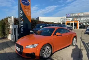 Audi TT 40 TFSI orange vue 3/4 avant droit sur parking devant concession Distinxion en 2021.