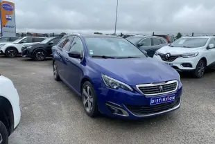 Peugeot 308 SW bleu magnétique vue 3/4 avant gauche sur parking avec calandre chromée et jantes alliage.