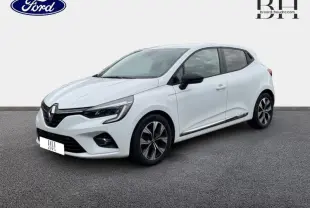 Renault Clio blanc glacier vue 3/4 avant droit avec jantes alliage et rétroviseurs noirs.