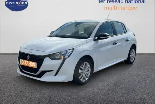 Peugeot 208 blanc banquise vue 3/4 avant droit avec calandre noire et jantes acier, stationnée devant un mur blanc.