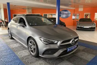 Mercedes Classe CLA Shooting Brake gris mat vue 3/4 avant droit, avec jantes AMG et toit ouvrant panoramique.
