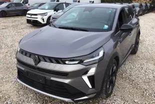 Vue 3/4 avant droite du Renault SYMBIOZ gris Cassiopée avec calandre 3D et jantes noires distinctives.