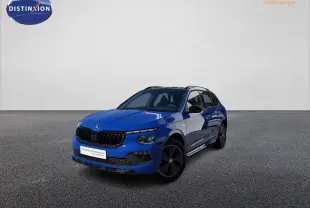 Vue 3/4 avant d’un Skoda Kamiq bleu avec jantes noires et calandre noire dans un environnement neutre.