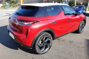 DS3 Crossback rouge métal avec toit blanc, vue 3/4 arrière droit, jantes noires et vitres teintées.