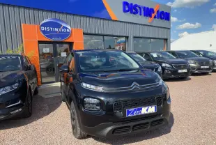 Citroën C3 Aircross noir vue 3/4 avant droit, avec calandre distinctive et plaque "Zero KM" devant un concessionnaire.