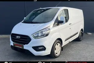 Vue 3/4 avant droite d'un Ford Transit Custom Fourgon blanc avec calandre noire et feux LED.