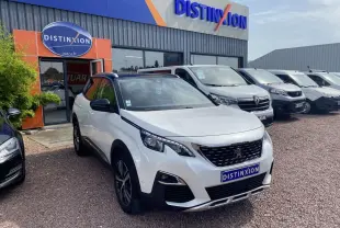 Peugeot 3008 blanc nacré en 3/4 avant droit avec toit noir et jantes alliage bi-ton devant concession Distinxion.
