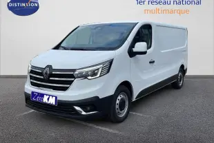 Renault Trafic Fourgon blanc glacier vu en 3/4 avant droit avec calandre chromée et phares LED distinctifs.