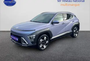 Hyundai Kona 2025 bleu en 3/4 avant droit avec jantes alliage et protections noires sur ailes et bas de caisse.