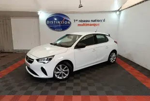 Opel Corsa blanc vue 3/4 avant droit dans un showroom avec jantes alliage et rétroviseurs noirs.