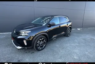 SUV Citroën C5 Aircross noir en 3/4 avant droit, avec jantes noires et détails chromés visibles sur fond urbain.