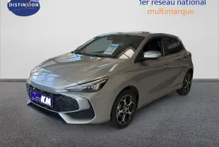 Vue 3/4 avant droite d'une MG3 1.5 L Hybrid+ 195 ch Luxury en Cosmic Silver avec jantes bi-ton et calandre noire.