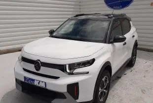 Citroën C3 Aircross blanc banquise avec toit noir, vue 3/4 avant droit, calandre moderne et jantes bi-ton.