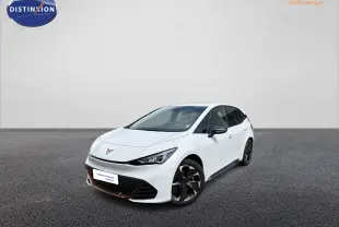 Vue 3/4 avant d'une CUPRA Born blanche avec jantes alliage noires Typhoon et feux LED distinctifs.