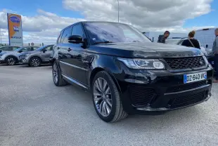 Range Rover Sport SVR noir vu en 3/4 avant droit, avec jantes 22 pouces et calandre spécifique SVR.