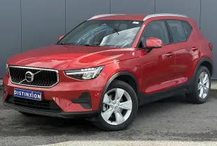 Volvo XC40 B3 MHEV rouge Fusion en 3/4 avant droit, avec jantes alliage 18 pouces et calandre chromée.
