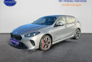 BMW Série 1 118da gris skyscraper vue 3/4 avant droit avec jantes 18 pouces bicolores et étriers rouges.