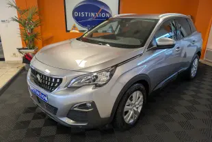 Peugeot 3008 gris Arthense vue 3/4 avant droit en intérieur avec calandre distinctive et jantes alliage.