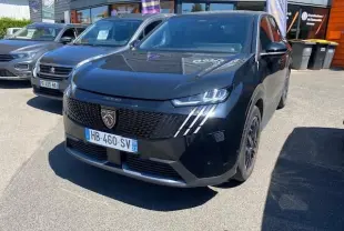 Peugeot 3008 2024 noir en 3/4 avant droit, avec calandre noire et feux LED distinctifs à trois griffes verticales.