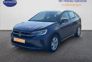 Volkswagen Taigo gris cendre en 3/4 avant droit, mettant en valeur son design moderne et ses jantes alliage.