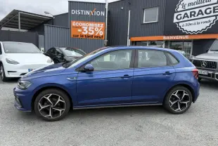 Volkswagen Polo 1.0 TSI R-Line bleu vue de profil côté gauche avec jantes alliage spécifiques et badges R-Line.