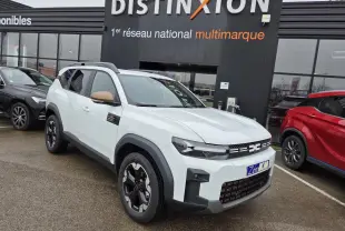 Dacia Bigster blanc glacier en 3/4 avant droit avec rétroviseurs brun cuivré et jantes noires semi-diamantées.