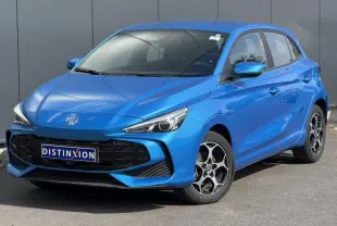 Vue 3/4 avant droite de la MG3 1.5 Hybrid+ 195 Comfort bleu Como avec jantes alliage et calandre noire.