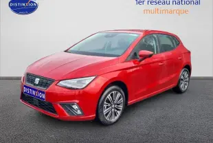 SEAT Ibiza rouge désir vue 3/4 avant droite sur fond neutre avec jantes alliage design.