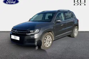 Volkswagen Tiguan gris Crypton vu en 3/4 avant droit, avec calandre chromée et jantes alu visibles.