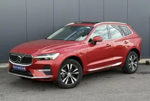 Volvo XC60 T6 AWD PHEV rouge Fusion vue 3/4 avant droit, avec jantes alliage et toit ouvrant panoramique.
