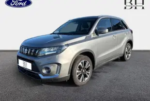 Suzuki Vitara Galactic Gray métallisé en 3/4 avant droit, avec calandre chromée et jantes alu distinctives.