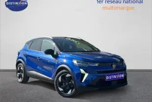 Vue 3/4 avant droit du Renault Captur 2025 en Bleu Iron/Noir Étoilé avec jantes noires distinctives.