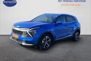 KIA SPORTAGE bleu fusion métal en 3/4 avant droit, avec calandre distinctive et jantes noires à motifs.