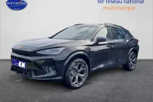 CUPRA Formentor noir midnight en 3/4 avant droit, avec jantes alu 18 pouces et barres de toit visibles.