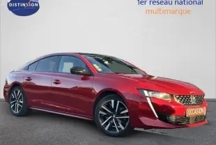 Peugeot 508 rouge Ultimate vue de trois quarts avant droit, avec calandre chromée et jantes alliage noires.