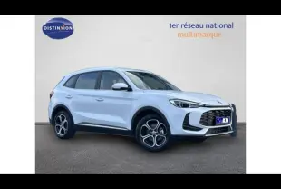 Vue 3/4 avant droit du SUV blanc MG ZS Hybrid+ 197ch Comfort avec jantes alu et calandre noire distinctive.