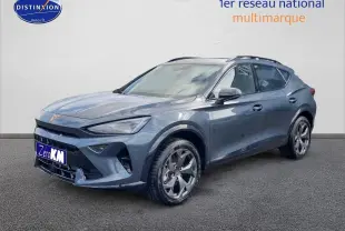 Vue 3/4 avant d'un CUPRA Formentor gris magnétique avec jantes alu 18 pouces et barres de toit visibles.
