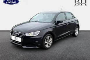 Audi A1 Sportback noir brillant vue 3/4 avant droit, jantes alu et calandre distinctive Audi.