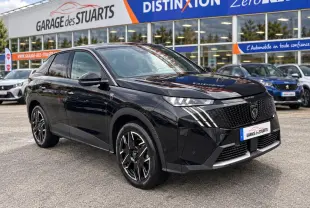 Peugeot 3008 noir perla en 3/4 avant droit, jantes alliage 19'' diamantées et phares LED distinctifs.